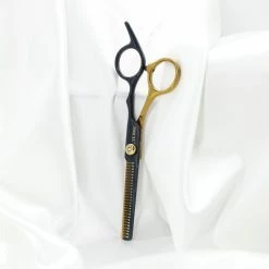 Korting 🥰 YUBBI™ Professionele Kappersschaar Set - 8 Delig - Knipschaar - Coupeschaar - Uitdunschaar - Snijkam - Zwart Goud ⭐ 12 Korting 🥰 YUBBI™ Professionele Kappersschaar Set - 8 Delig - Knipschaar - Coupeschaar - Uitdunschaar - Snijkam - Zwart Goud ⭐ -BRAUN Shop 550x550 494