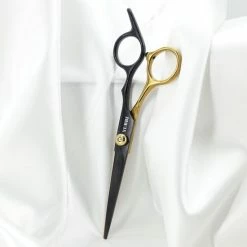Korting 🥰 YUBBI™ Professionele Kappersschaar Set - 8 Delig - Knipschaar - Coupeschaar - Uitdunschaar - Snijkam - Zwart Goud ⭐ 13 Korting 🥰 YUBBI™ Professionele Kappersschaar Set - 8 Delig - Knipschaar - Coupeschaar - Uitdunschaar - Snijkam - Zwart Goud ⭐ -BRAUN Shop 550x550 495